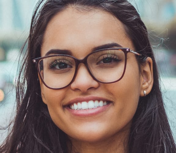 Young woman stadning in the middle of the street